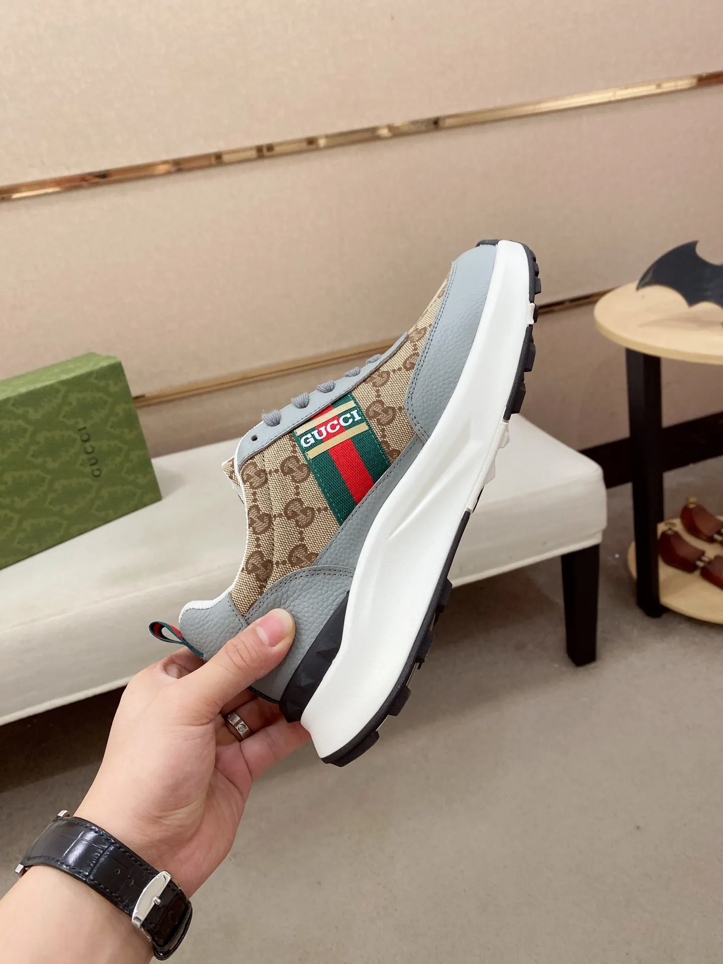 Men's men's shoes💰 462💰🇮🇹🇮🇹GUCCI🔍🔍new models are on sale at the same time at the counter. The uppers🇮🇹 are made of top-grain cowhide imported from Italy. Fully imported genuine leather lining 💪💪, completely 1⃣️ to 1⃣️ replica 🇮🇹💪💪, ⚠ sole: original sole provided by the original factory, exclusive movable molded sole super comfortable, ⚠ original factory follow-up, 🔍🔍 high quality, you can go in and out of the counter at will, welcome to compare⚠. Code number:38-44